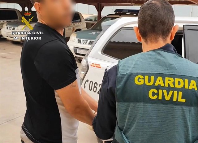 Imagen del detenido, custodiado por la Guardia Civil