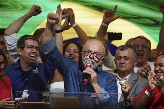 30 October 2022, Brazil, Sao Paulo: Brazilian former President and presidential candidate for the Workers' Party Lula da Silva (C) delivers his first speech to the press after his victory over far-right incumbent Jair Bolsonaro in the Brazilian presidenti