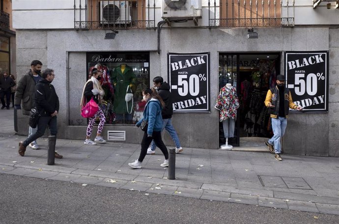 Archivo - Carteles publicitarios en un negocio para la campaña Black Friday de 2021