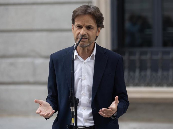 El presidente del grupo parlamentario de Unidas Podemos y En Comú Podem en el Congreso, Jaume Asens, ofrece declaraciones a los medios a su salida de un debate de totalidad del Proyecto de Ley de Presupuestos Generales del Estado para el año 2023, en un