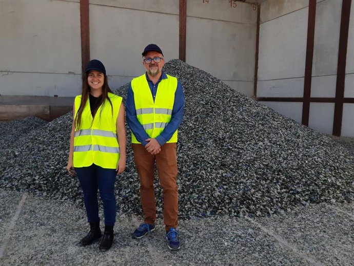 La vicepresidenta y consellera de Sostenibilidad y Medio Ambiente del Consell de Mallorca, Aurora Ribot, y el director insular de Residuos, Juan Carrasco.