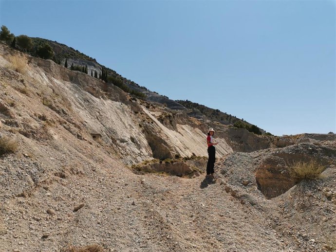 Isabel Abad, de la UJA, en la falla Padul-Nigüelas
