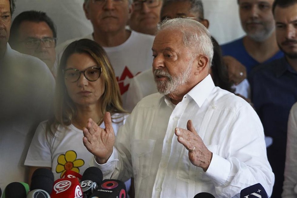 30 October 2022, Brazil, Sao Paulo: Luiz Inacio Lula da Silva, former president of Brazil who is running for re-election, speaks to the press during the second round of the presidential election after casting his vote. Photo: Lincon Zarbietti/dpa