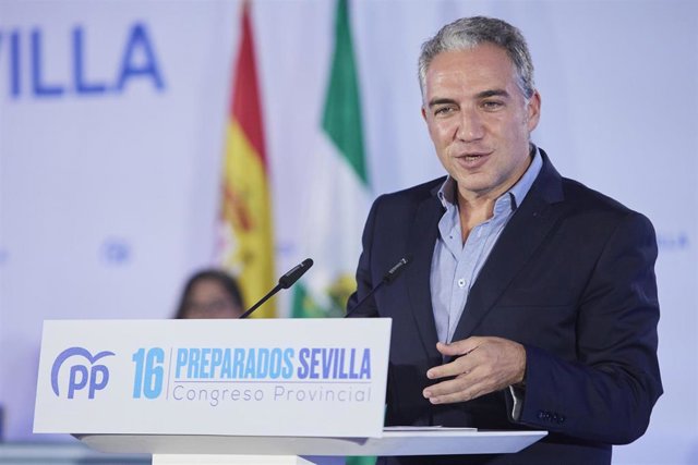 El coordinador general del Partido Popular, Elías Bendodo, durante el XVI Congreso Provincial del Partido Popular en Sevilla en el Hotel Meliá Sevilla, a 2 de octubre de 2022 en Sevilla (Andalucía, España). 