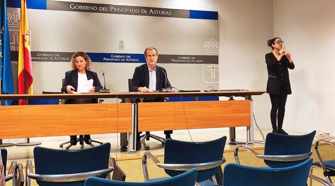 El director de la Agencia de Seguridad Alimentaria, Sanidad Ambiental y Consumo, José Ignacio Altolaguirre, junto con la jefa del Servicio de Consumo, Isabel Ardura, presentan la memoria del organismo.