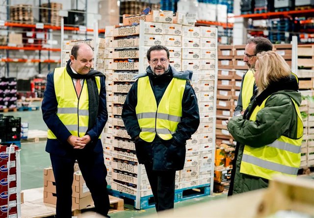 El consejero de Economía, Hacienda y Empleo, Javier Fernández-Lasquetty, visita la plataforma logística de la Unión Detallistas Españoles (UNIDE) en Mercamadrid.