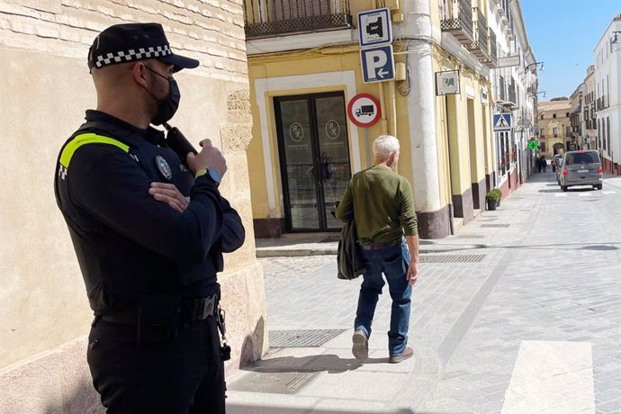 Archivo - La Policía Local de Antequera cierra cautelarmente un establecimiento por vender alcohol a menores.