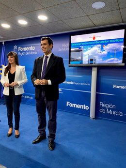 El consejero de Fomento e Infraestructuras, José Ramón Díez de Revenga, acompañado con la directora general de Movilidad, Marina Munuera, durante la rueda de prensa de balance de las ayudas para la transformación del sector del transporte