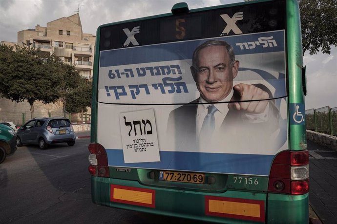 Cartel electoral de Benjamin Netanyahu en un autobús en Jerusalén