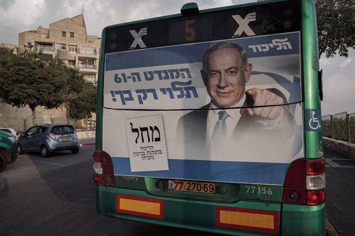 25 October 2022, Israel, Jerusalem: An election poster from Netanyahu's Likud party is placed on the back of a bus and calls on voters to vote. Israel will elect a new parliament on 01 November. Photo: Nir Alon/ZUMA Press Wire/dpa