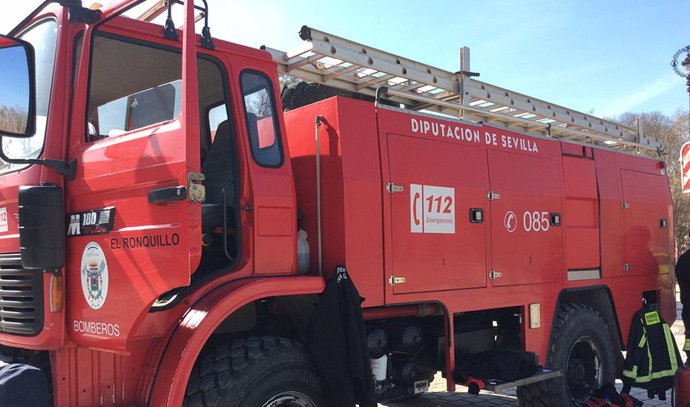 Archivo - Imagen de archivo de un camión de bomberos de la Diputación de Sevilla.