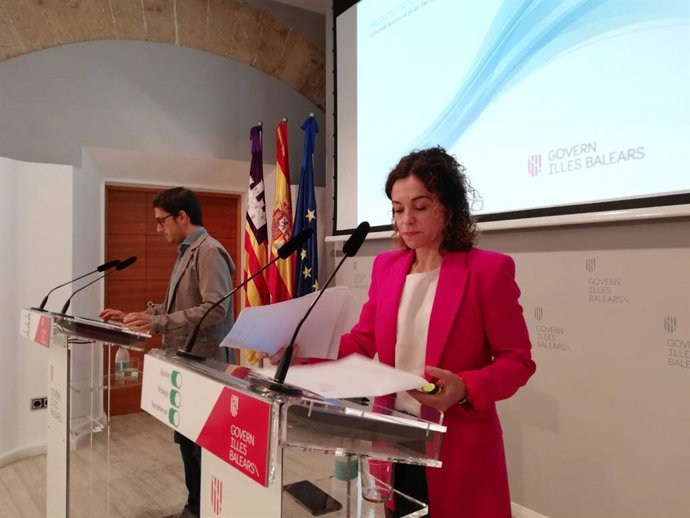 La consellera de Hacienda, Rosario Sánchez, y el conseller de Modelo Económico, Iago Negueruela, en la rueda de prensa tras el Consell de Govern.