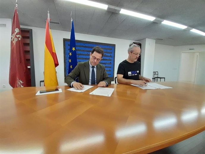 El director general del Instituto de las Industrias Culturales y las Artes (ICA), Manuel Cebrián, firma con el presidente de la Asociación Murcia Técnica del Espectáculo, Alejandro Jiménez, un acuerdo de colaboración