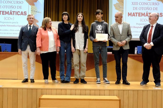 El alumno de la ESO del Velázquez Adriano Hernán Villar y el de Bachillerato del Colegio Buen Pastor Alfredo Almazán, ganadores del Concurso de Otoño de Matemáticas de la US.