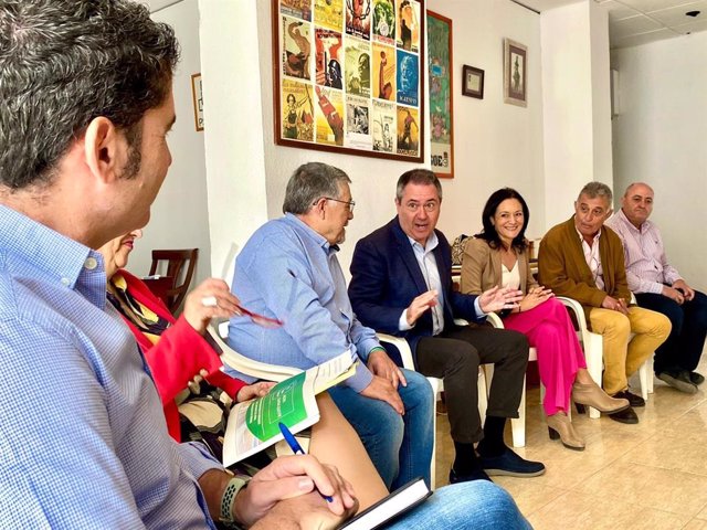 El secretario general del PSOE de Andalucía, Juan Espadas, en la reunión en Villa del Río.