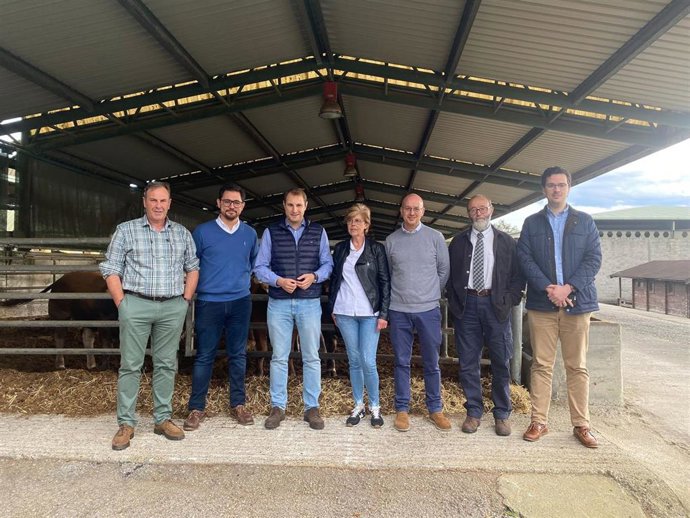 El secretario general de Foro Asturias y portavoz de la formación en la Junta General, Adrián Pumares, con miembros de Aseava.