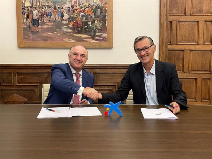 El director territorial de CaixaBank en Andalucía, Juan Ignacio Zafra, y el presidente de ApartSur, Hilario Echevarría.