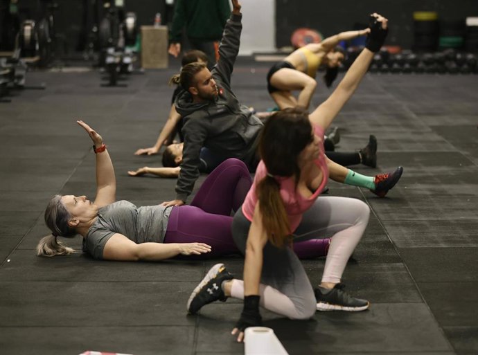 Archivo - Varias personas en un gimnasio