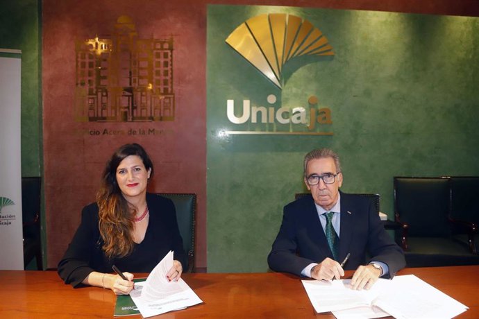 La responsable de Solidaridad e Investigación de la Fundación Unicaja, Ana Cabrera, y el presidente de la Asociación Autismo Málaga, José Reyes.