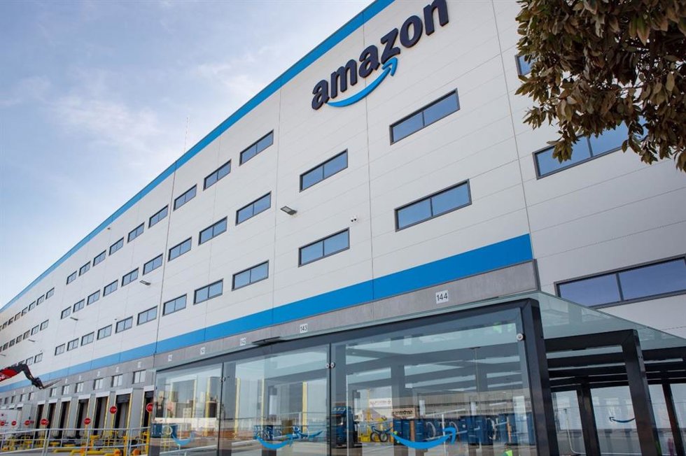 Archivo - Fachada del centro logístico robotizado de Amazon en Dos Hermanas.