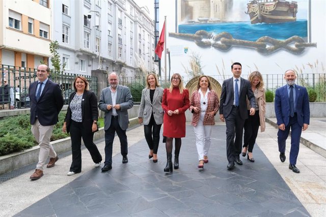 La consejera de Empleo y Políticas Sociales, Eugenia Gómez de Diego, presenta los presupuestos de su departamento para 2023 acompañada de los responsables del departamento