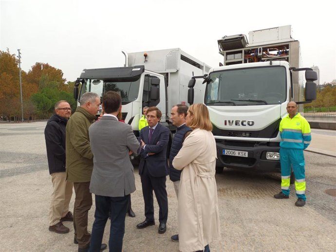 El alcalde de Madrid, José Luis Martínez-Almeida, explica las características principales del nuevo servicio de contenerización, recogida y transporte de residuos que este martes, 1 de noviembre, comienza a funcionar en la ciudad. Madrid Río.