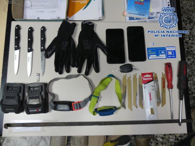 Rtdo. Nota De Prensa, Audio Y Fotografías La Policía Nacional Detiene A Un Hombre In Fraganti Robando Catalizadores En Un Depósito De Coches