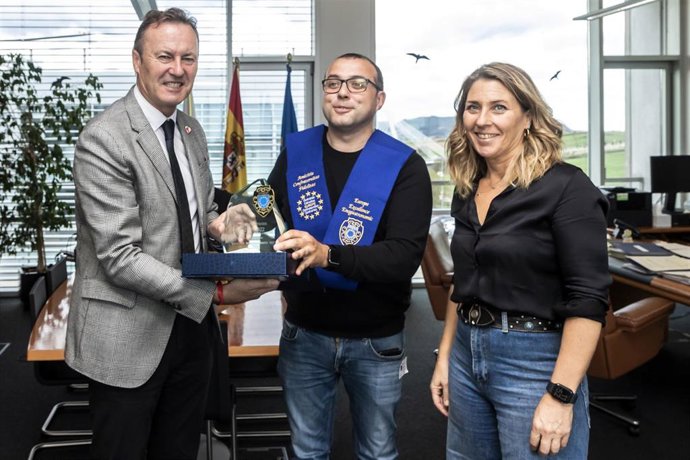 El consejero de Desarrollo Rural, Ganadería, Pesca, Alimentación y Medio Ambiente, Guillermo Blanco, recibe a los responsables de la empresa agroalimentaria MOMPER