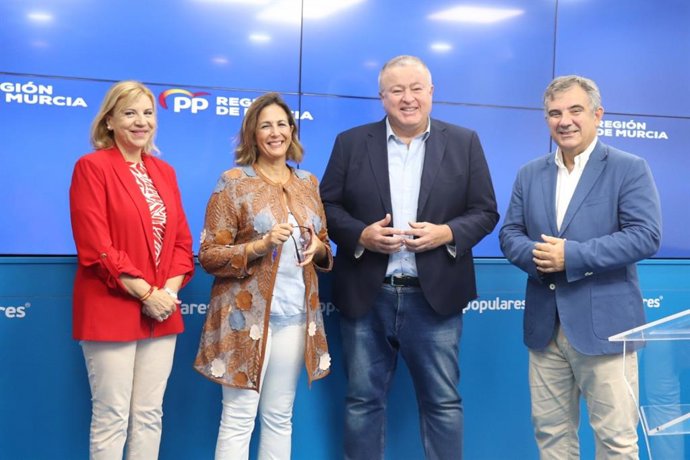 La diputada nacional del PP Isabel Borrego, junto a los senadores Violante Tomás, Francisco Bernabé y Juan María Vázquez