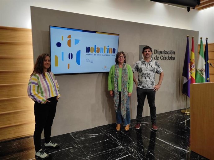 La delegada de Cultura de la Diputación, Salud Navajas (centro), en la presentación de Volantino.