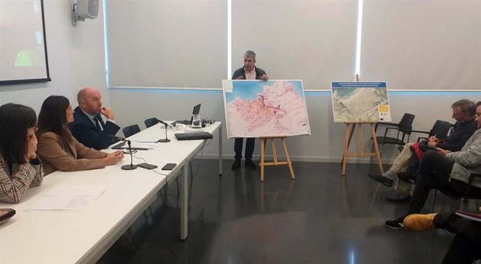 El vicepresidente y consejero de Administración Autonómica, Medio Ambiente y Cambio Climático, Juan Cofiño, ha visitado Castrillón donde se licitarán varias obras de saneamiento.