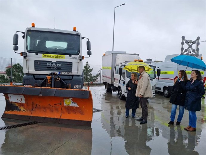 La conselleira de Infraestruturas, Ethel Vázquez, visita un centro de conservación de carreteras con motivo de la presentación del Plan de Vialidad Invernal, que arranca este martes.
