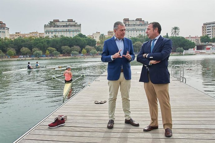 El candidato del PP a la Alcaldía, José Luis Sanz, con el presidente provincial de los populares, Ricardo Sánchez, en las instalaciones del CAR de la Cartuja.