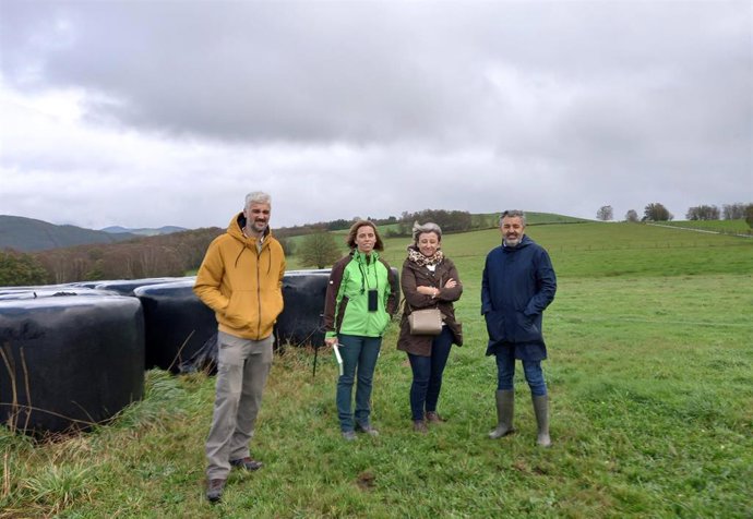 El Consejero De Medio Rural Y Cohesión Territorial, Alejandro Calvo Visita Una Ganadería En San Martín De Oscos.