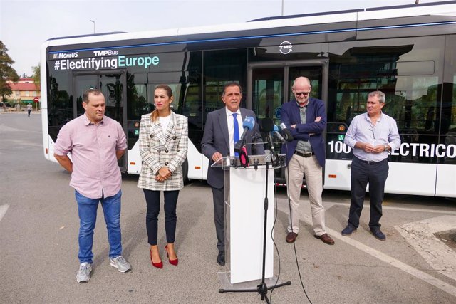 El alcalde José Antonio Serrano presenta la prueba piloto de un autobús 100% eléctrico