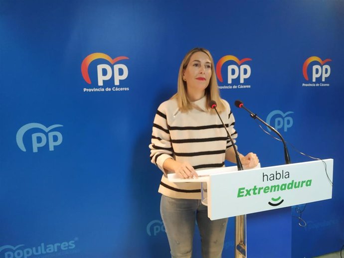 La presidenta del PP en Extremadura, María Guardiola, en una rueda de prensa