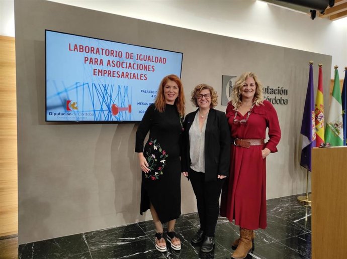 La delegada de Igualdad en la Diputación de Córdoba, Alba Doblas (centro), en la presentación del 'Laboratorio de Igualdad'.