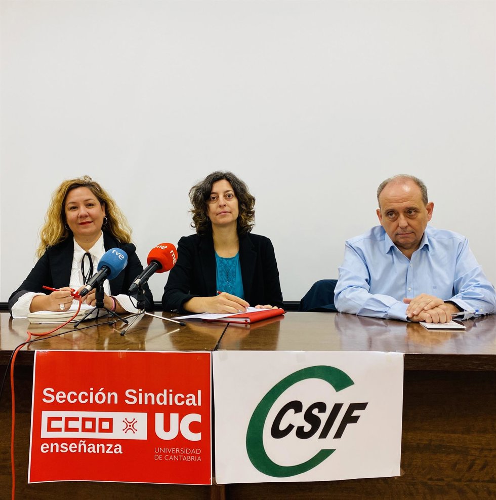 La secretaria general de la Federación de Enseñanza de CCOO en Cantabria, Conchi Sánchez; la presidenta del comité de empresa del personal docente e investigador de la UC, Ruth Villalón (CCOO); y el delegado de CSIF, Javier Dávila