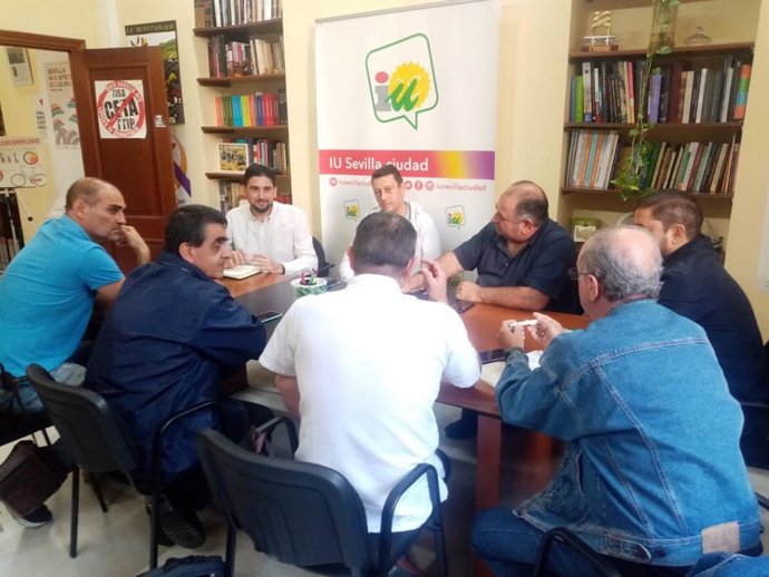 El candidato de IU a la Alcaldía de Sevilla, Ismael Sánchez, reunido con representantes de la plantilla de Tussam.