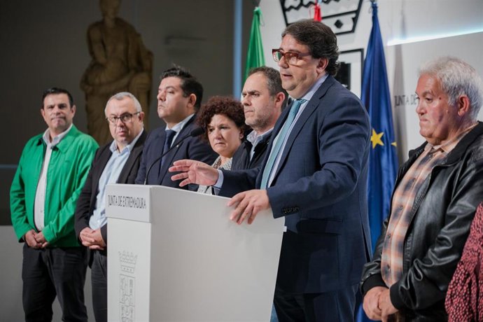 Vergeles, junto a responables del Sepad y Cruz Roja y los alcaldes de los municipios donde primero se implantará el servicio.