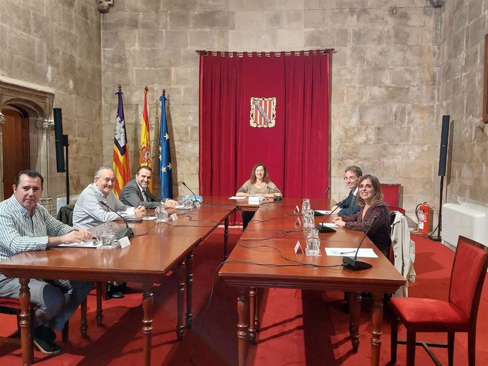La presidenta del Govern, Francina Armengol, recibe en audiencia a los miembros del Consejo Económico y Social de Baleares (CES), encabezados por su presidente, Rafael Ballester