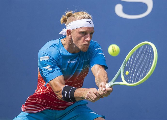 Archivo - 04 September 2022, US, Flushing Meadows: Spanish tennis player Alejandro Davidovich Fokina in action against Italy's Matteo Berrettini during their Men's singles Round of 16 of the US Open tennis tournament at Arthur Ashe Stadium. Photo: Javie