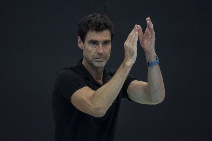 Archivo - El seleccionador nacional de waterpolo femenino, Miki Oca, aplaude durante un partido del Mundial de Budapest 2022