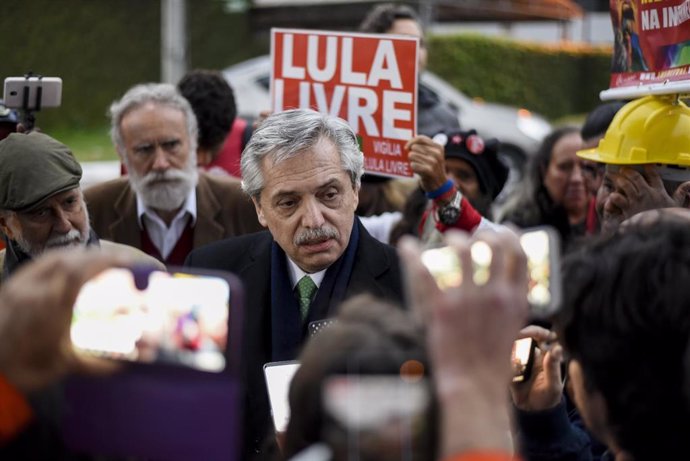 Archivo - Imagen de archivo del presidente de Argentina, Alberto Fernández, en un viaje a Brasil para visitar al entonces expresidente Luiz Inácio Lula da Silva en prisión