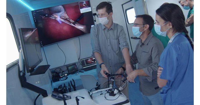 Profesionales del Hospital Reina Sofía prueban la nueva Unidad Móvil de Simulación de Iavante.