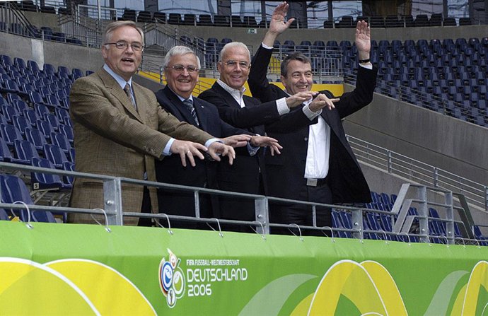 Archivo - FILED - 18 November 2005, Hesse, Frankfurt_Main: (L-R) Members of the presidium of the organizing committee for the 2006 World Cup in Germany, First Vice President Horst R. Schmidt, Vice President Theo Zwanziger, President Franz Beckenbauer an