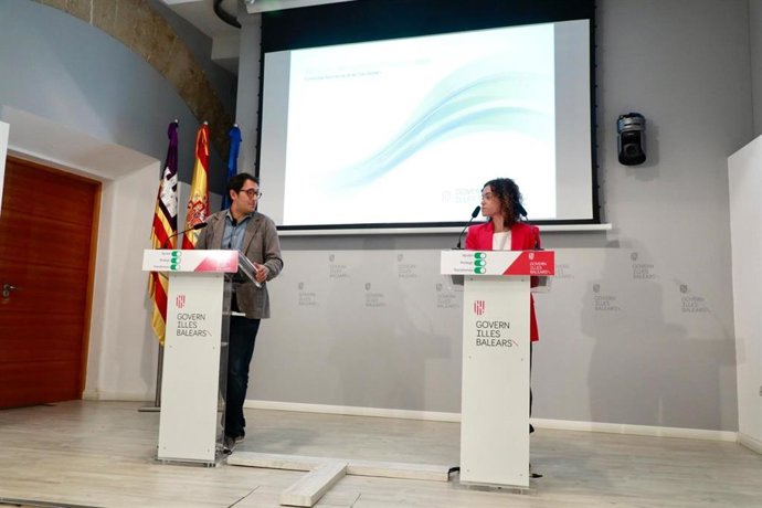 El conseller de Modelo Económico, Turismo y Trabajo, Iago Negueruela, y la consellera de Hacienda y Relaciones Exteriores, Rosario Sánchez, durante la rueda de prensa tras el Consell de Govern.