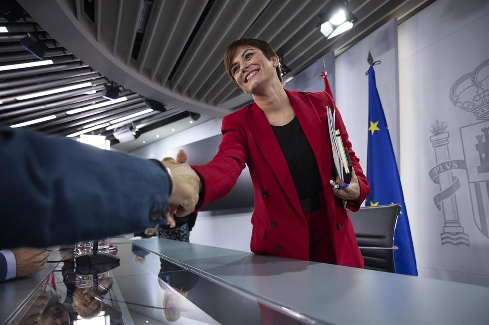 La ministra Portavoz y de Política Territorial, Isabel Rodríguez, saluda después de una rueda de prensa posterior a la reunión del Consejo de Ministros, en el Palacio de La Moncloa, a 31 de octubre de 2022, en Madrid (España). El Consejo de Ministros ha