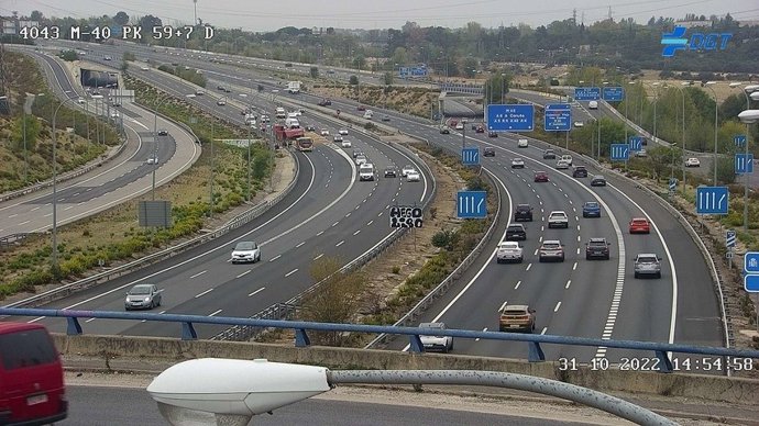 El vuelco de un camión de arena en la M-40 provoca circulación lenta en Las Tablas