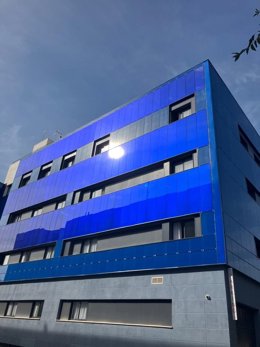 Ejemplo de fachada cubierta con placas fotovoltaicas.